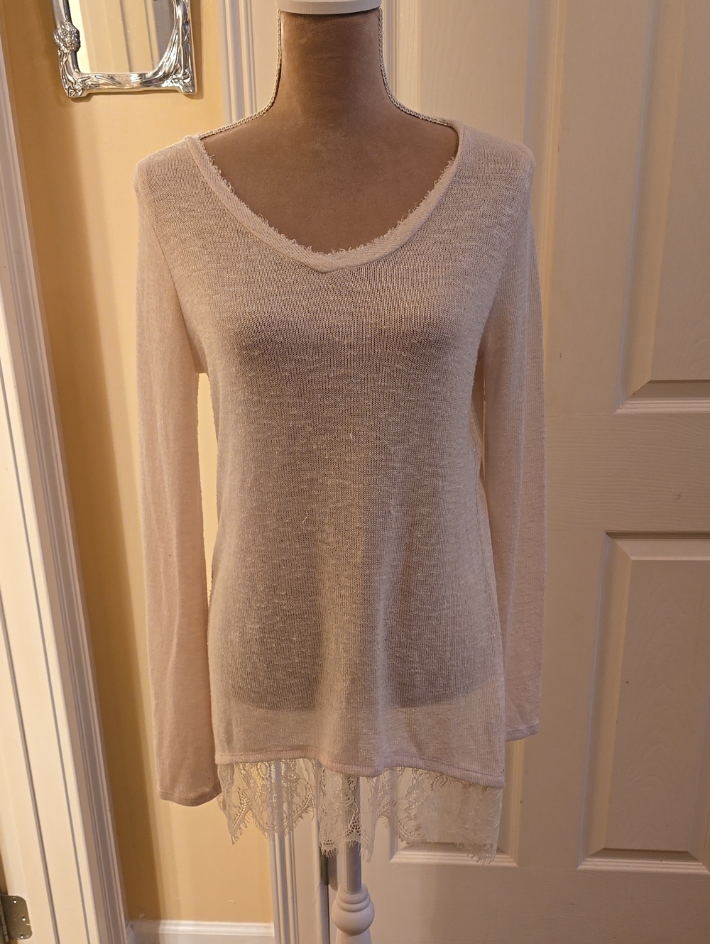 Cloud Chaser Pale Blush V-Neck Sweater with Lace Hem Size Medium